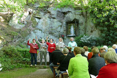 Maiandacht mit Krönung der Fatima-Madonna (Foto: Karl-Franz Thiede)